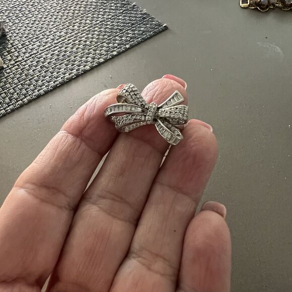 Anna Zuckerman White Crystalline Bow Tie Ring Platinum Silver Ring Band SZ 6 - Picture 2 of 3